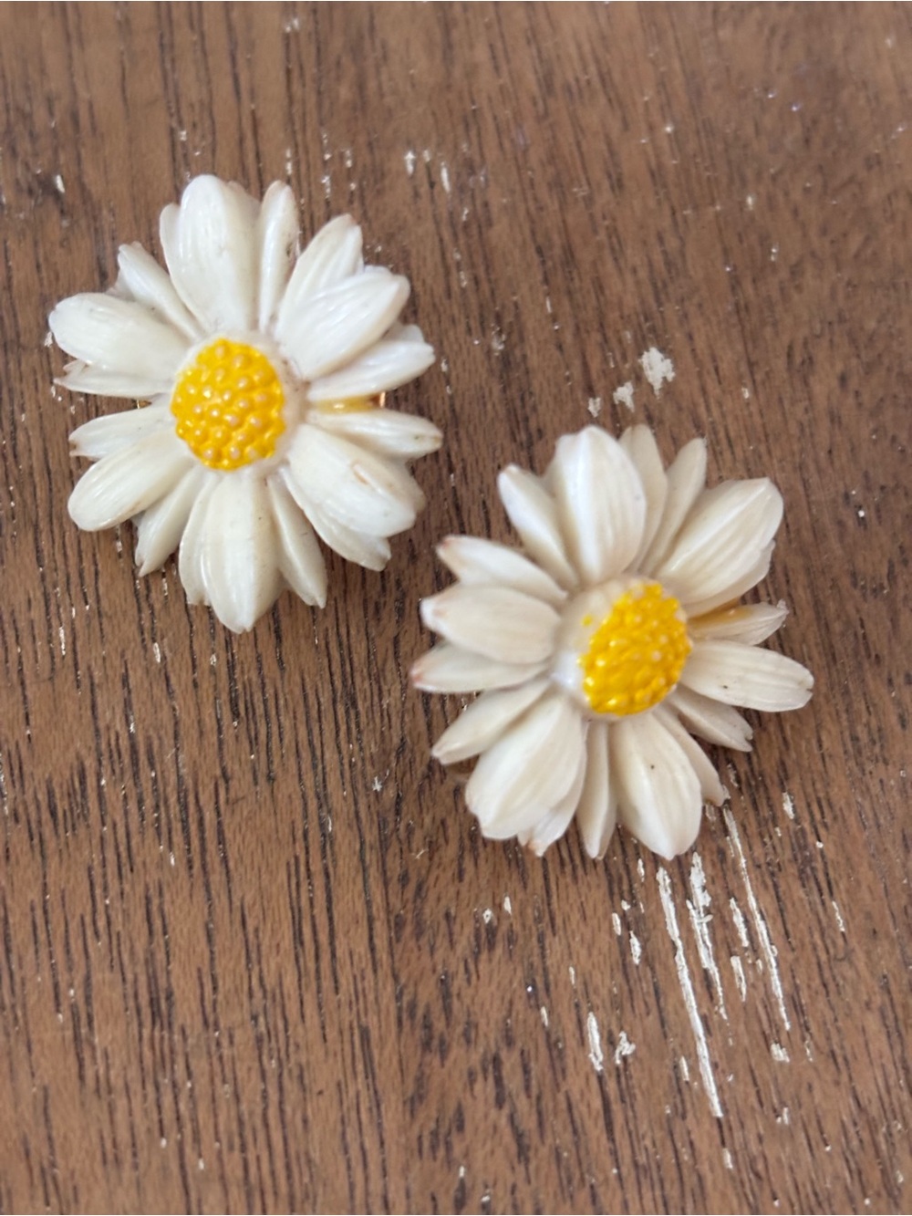 Vintage 60s Sarah Coventry White Daisy Clip-On Earrings